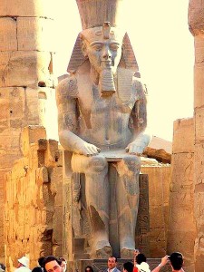 luxor-statue